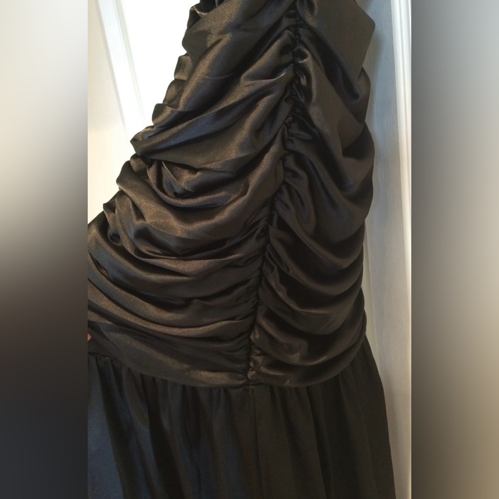 Elegant Black Strapless Dress - Picture 3 of 5